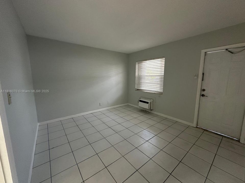 For Sale: $145,000 (1 beds, 1 baths, 640 Square Feet)