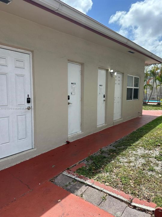 For Sale: $145,000 (1 beds, 1 baths, 640 Square Feet)