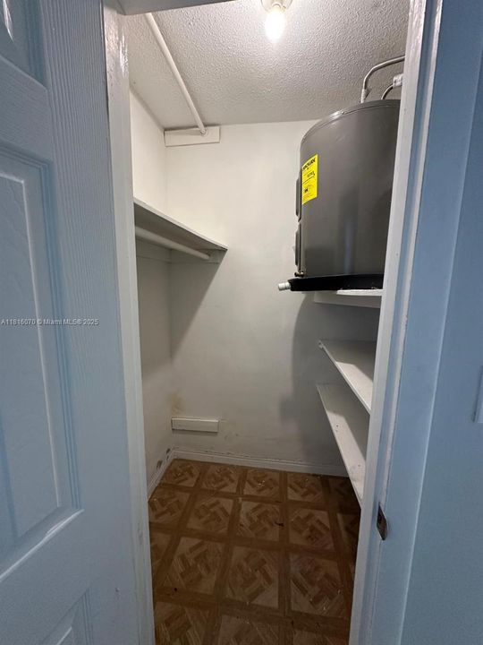 For Sale: $145,000 (1 beds, 1 baths, 640 Square Feet)