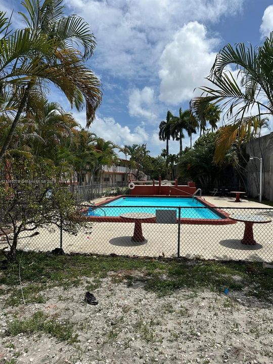 For Sale: $145,000 (1 beds, 1 baths, 640 Square Feet)