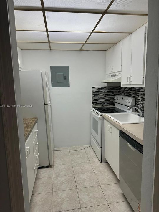 For Sale: $145,000 (1 beds, 1 baths, 640 Square Feet)