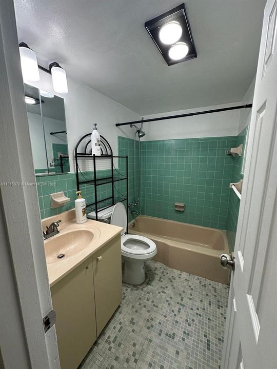 For Sale: $145,000 (1 beds, 1 baths, 640 Square Feet)