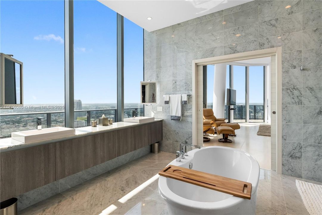 En Venta: $8,800,000 (4 camas, 5 baños, 3882 Pies cuadrados)