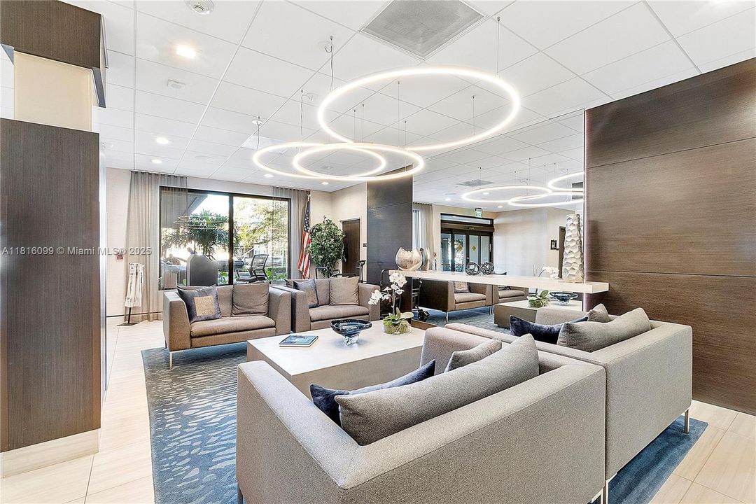 Под контрактом: $339,000 (1 спален, 1 ванн, 880 Квадратных фут)