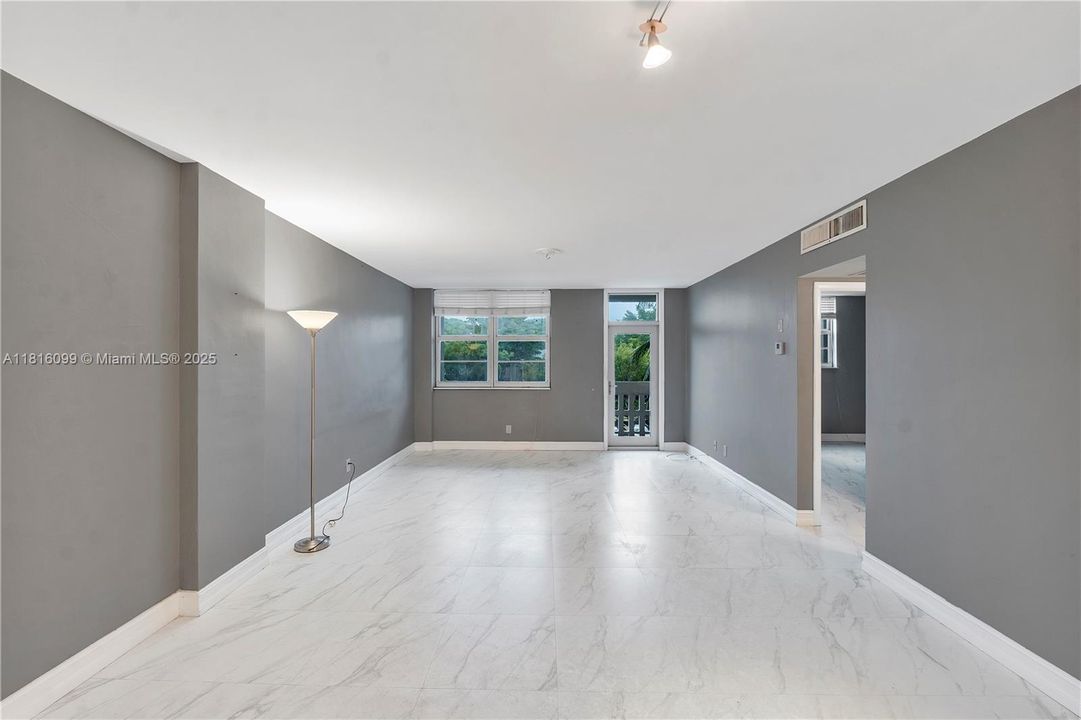 Под контрактом: $339,000 (1 спален, 1 ванн, 880 Квадратных фут)