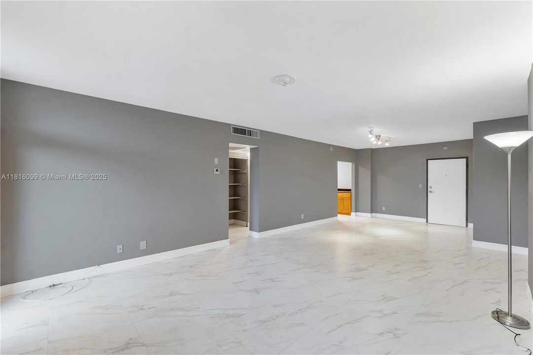 Под контрактом: $339,000 (1 спален, 1 ванн, 880 Квадратных фут)