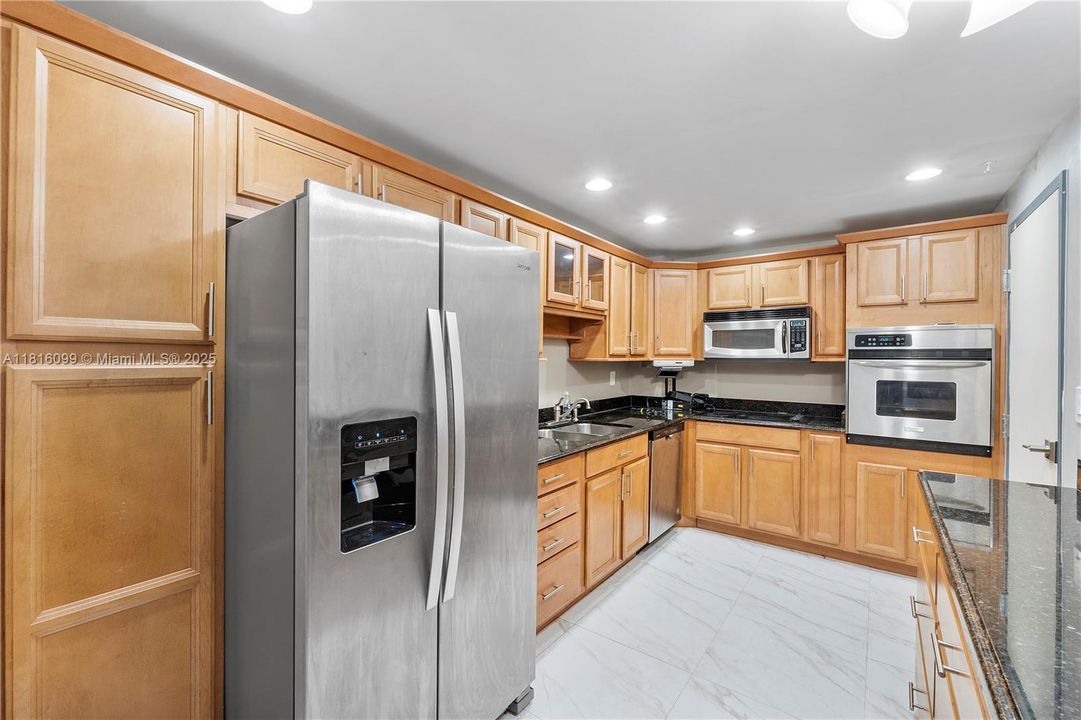 Под контрактом: $339,000 (1 спален, 1 ванн, 880 Квадратных фут)