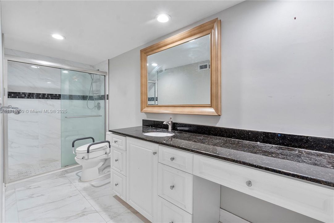 Под контрактом: $339,000 (1 спален, 1 ванн, 880 Квадратных фут)