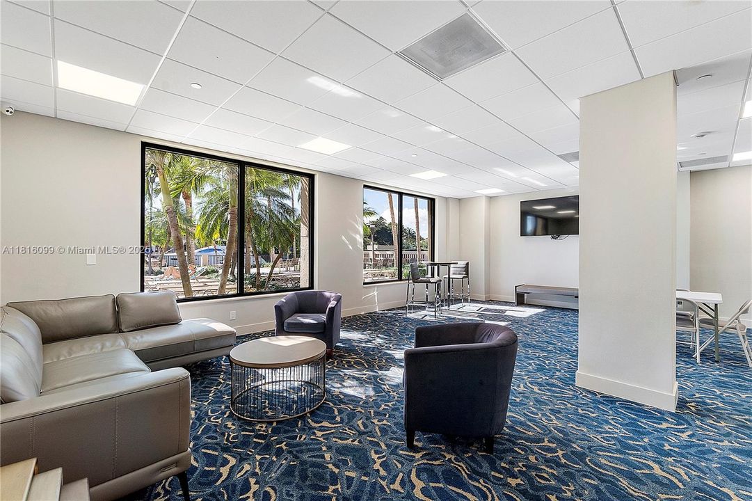 Под контрактом: $339,000 (1 спален, 1 ванн, 880 Квадратных фут)