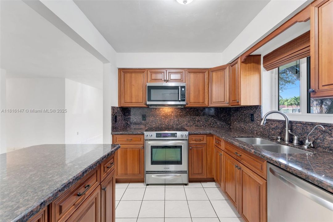 На продажу: $790,000 (3 спален, 2 ванн, 1796 Квадратных фут)