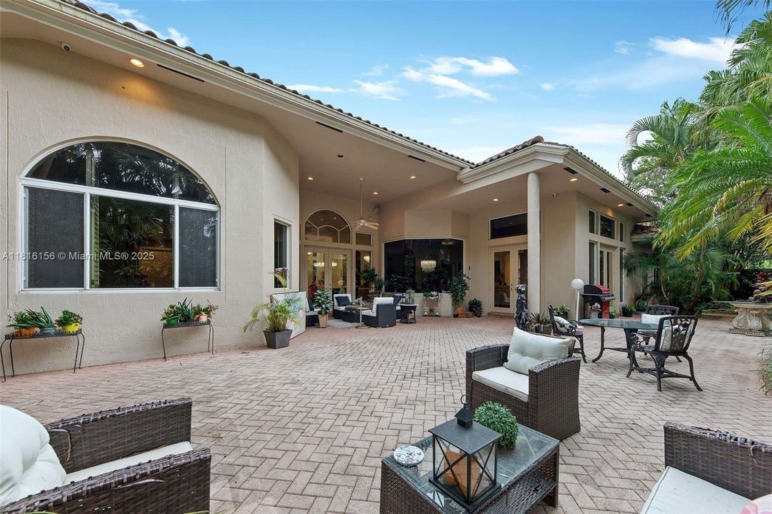 Recently Sold: $2,200,000 (3 beds, 3 baths, 3509 Square Feet)