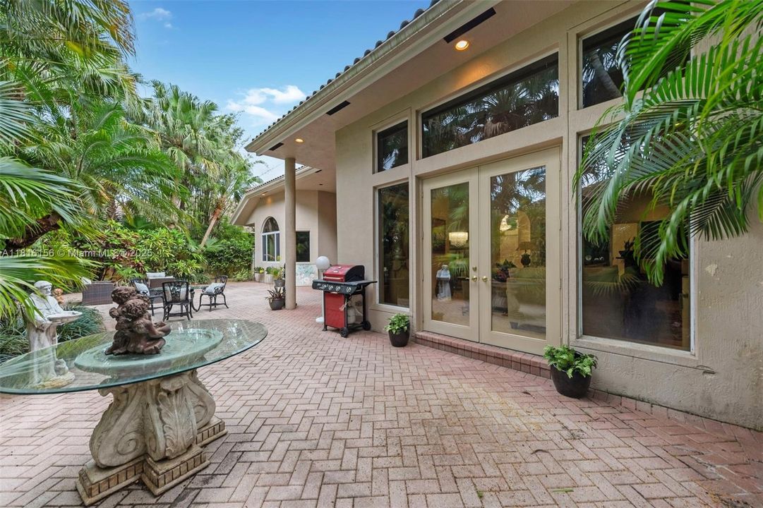 Recently Sold: $2,200,000 (3 beds, 3 baths, 3509 Square Feet)