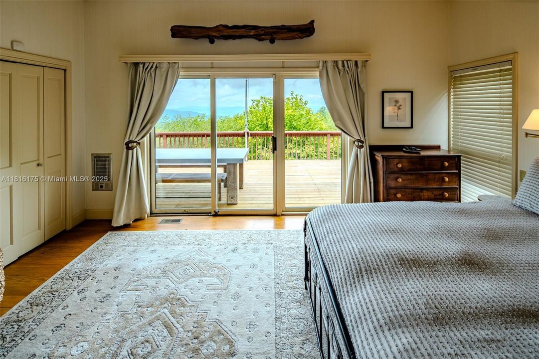 For Sale: $1,850,000 (5 beds, 4 baths, 3714 Square Feet)