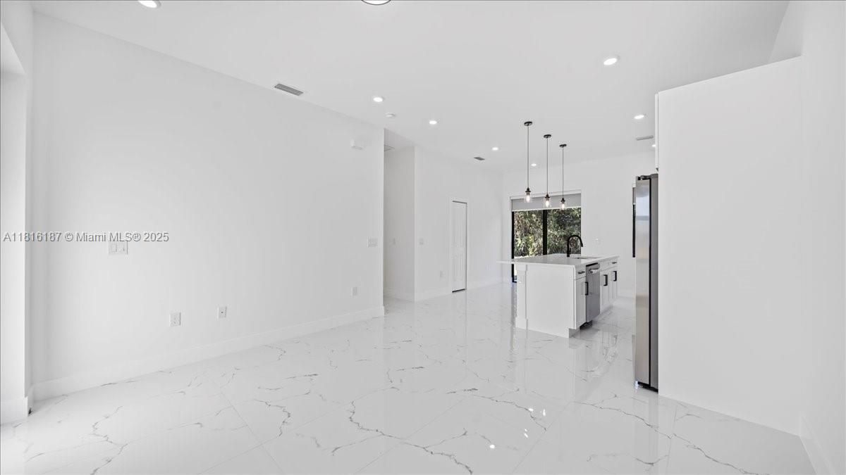 Под контрактом: $255,000 (3 спален, 2 ванн, 0 Квадратных фут)