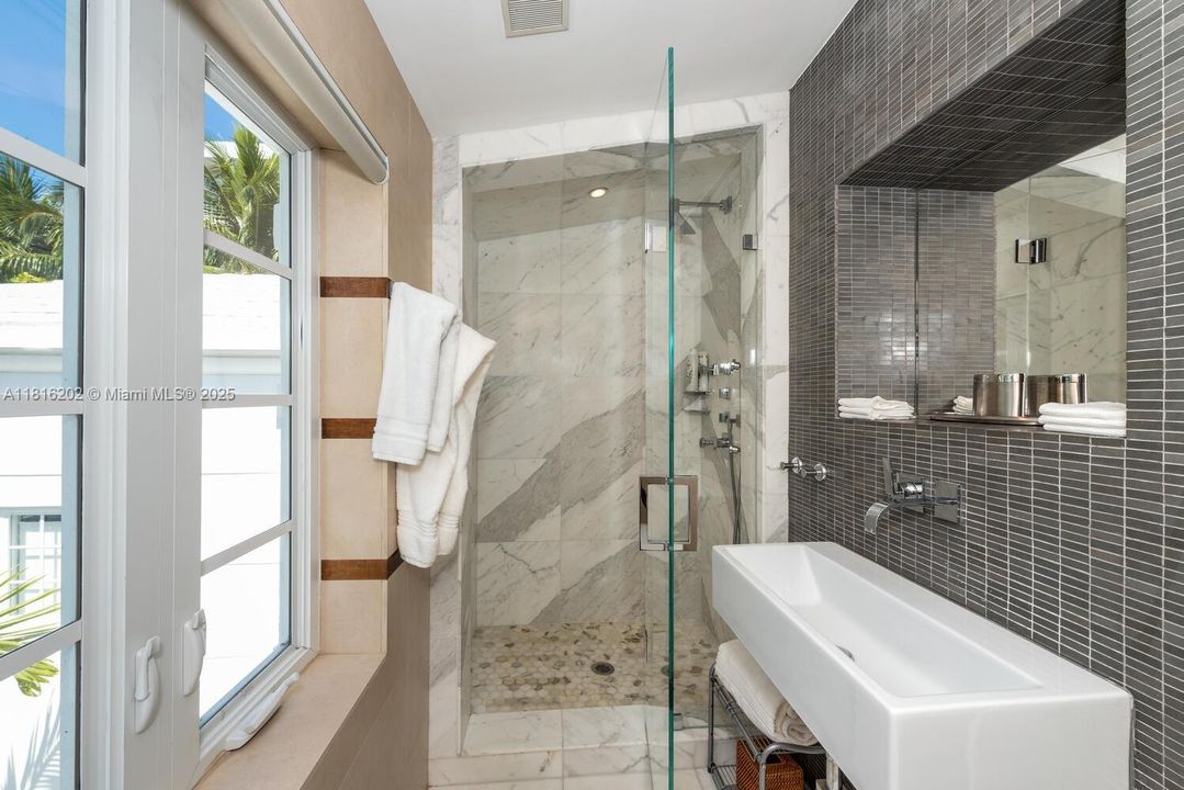 En Venta: $4,950,000 (4 camas, 4 baños, 3725 Pies cuadrados)