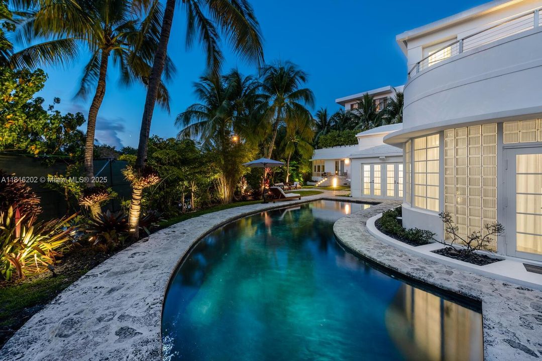 En Venta: $4,950,000 (4 camas, 4 baños, 3725 Pies cuadrados)