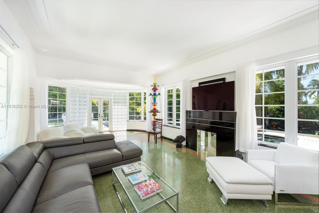 En Venta: $4,950,000 (4 camas, 4 baños, 3725 Pies cuadrados)