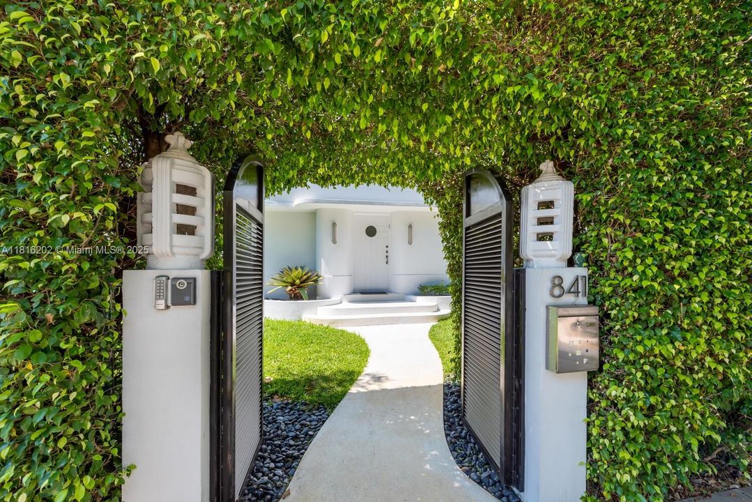 En Venta: $4,950,000 (4 camas, 4 baños, 3725 Pies cuadrados)