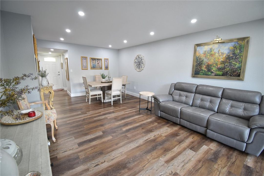 Active With Contract: $350,000 (2 beds, 2 baths, 1067 Square Feet)