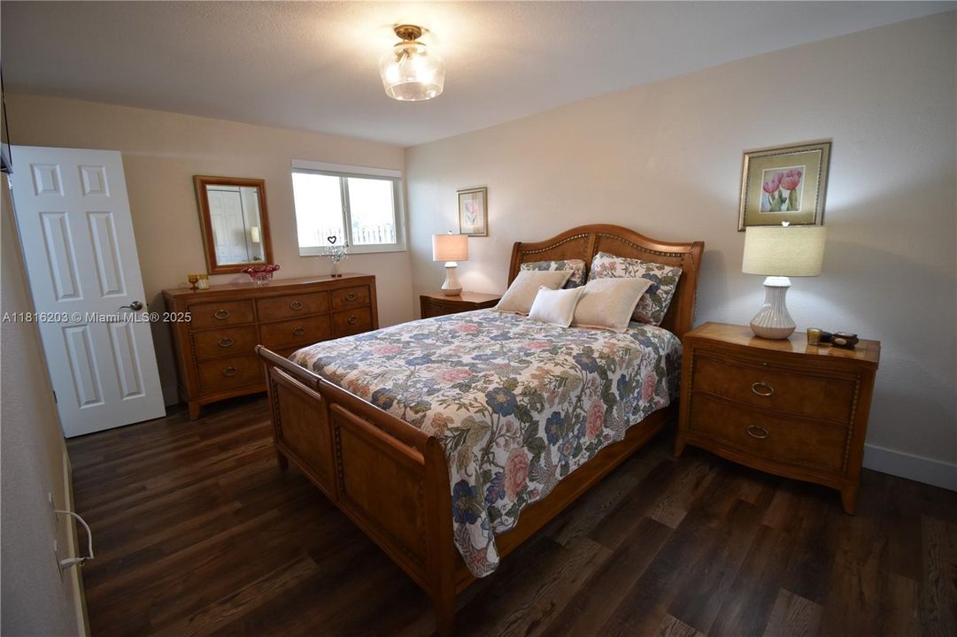 Active With Contract: $350,000 (2 beds, 2 baths, 1067 Square Feet)