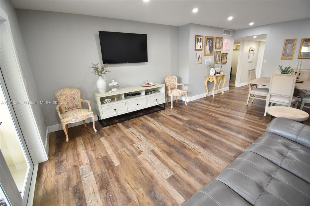 Active With Contract: $350,000 (2 beds, 2 baths, 1067 Square Feet)