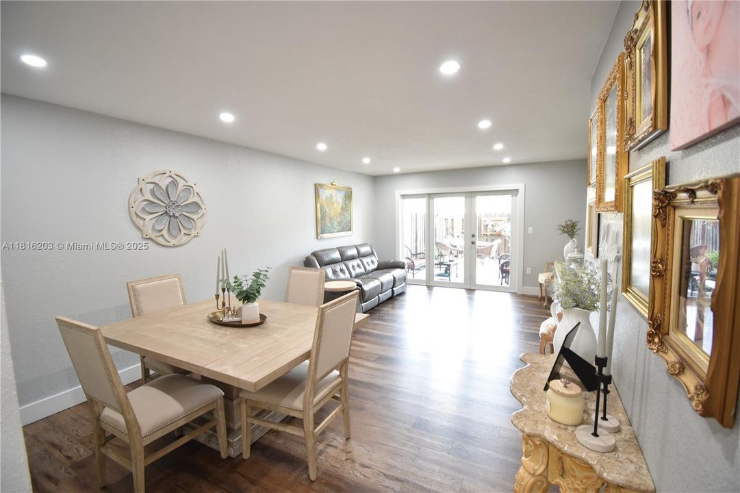 Active With Contract: $350,000 (2 beds, 2 baths, 1067 Square Feet)