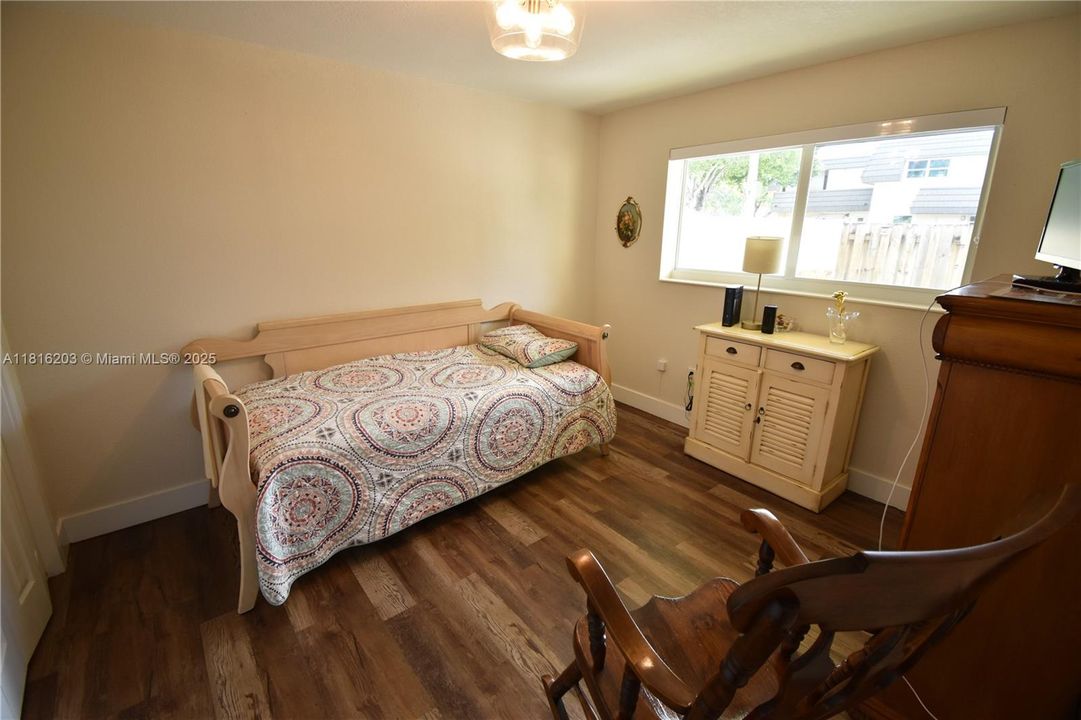 Active With Contract: $350,000 (2 beds, 2 baths, 1067 Square Feet)