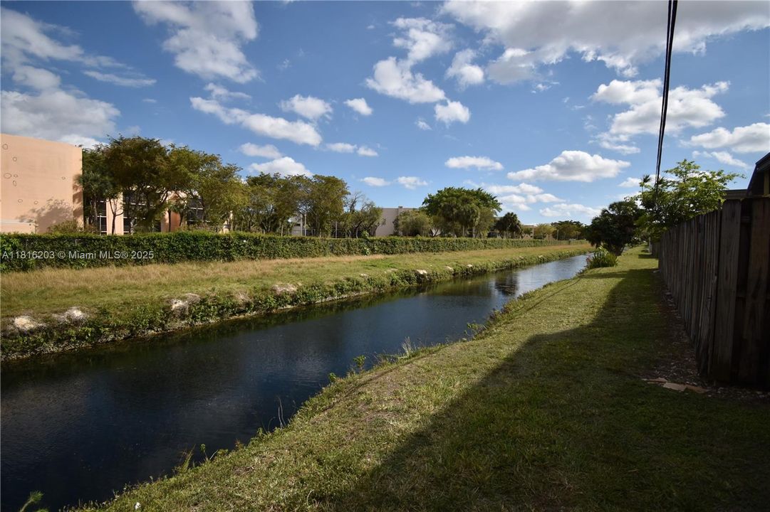 Active With Contract: $350,000 (2 beds, 2 baths, 1067 Square Feet)