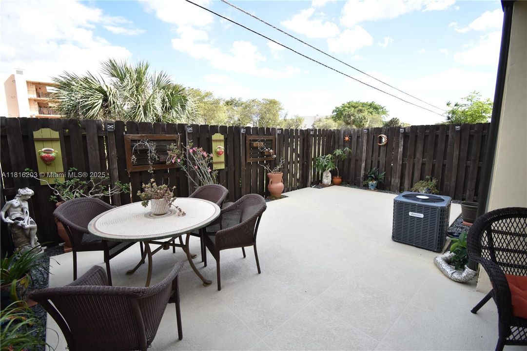 Active With Contract: $350,000 (2 beds, 2 baths, 1067 Square Feet)