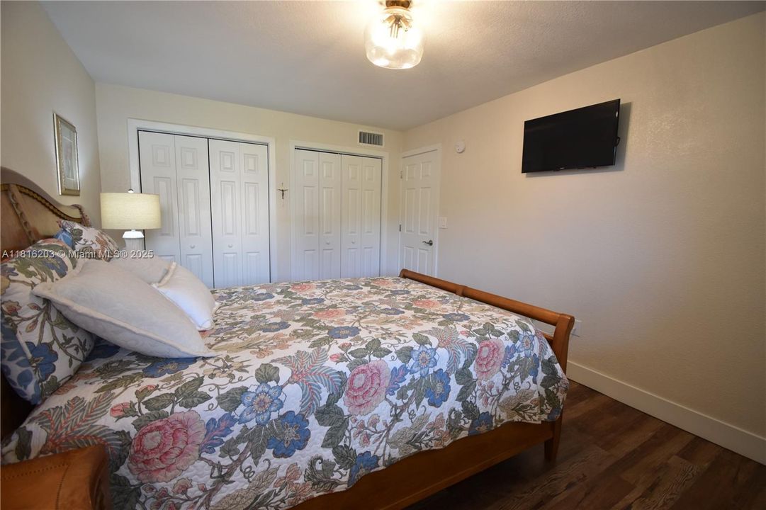 Active With Contract: $350,000 (2 beds, 2 baths, 1067 Square Feet)