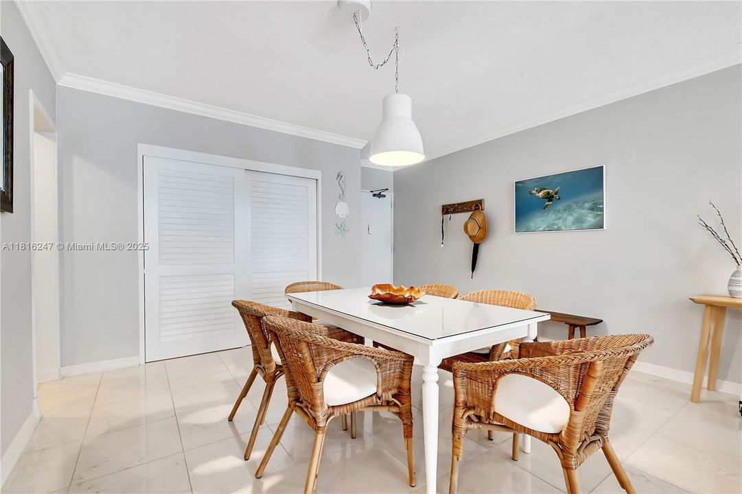 For Sale: $365,000 (1 beds, 1 baths, 950 Square Feet)