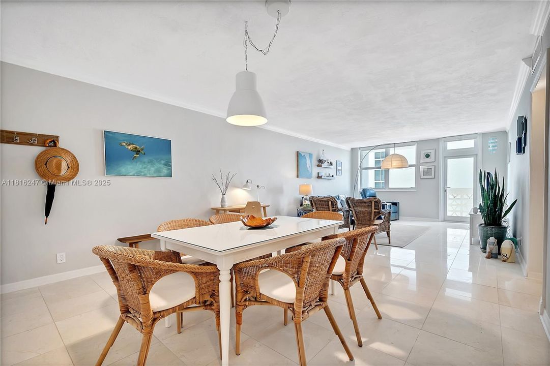 For Sale: $365,000 (1 beds, 1 baths, 950 Square Feet)