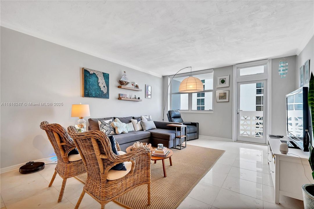 For Sale: $365,000 (1 beds, 1 baths, 950 Square Feet)