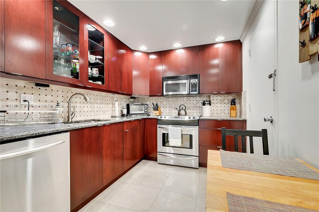 For Sale: $365,000 (1 beds, 1 baths, 950 Square Feet)