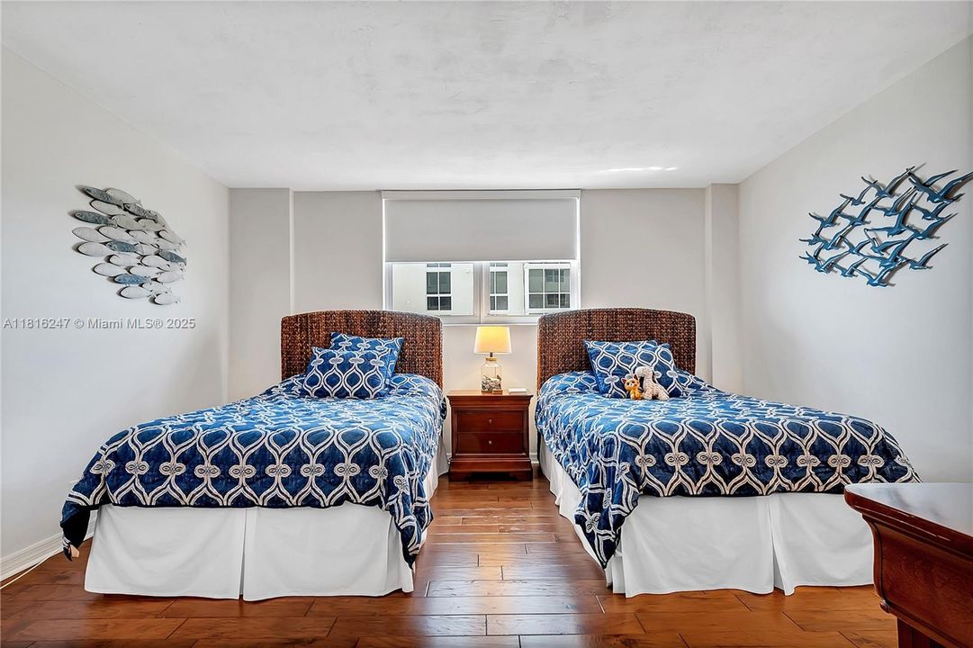 For Sale: $365,000 (1 beds, 1 baths, 950 Square Feet)