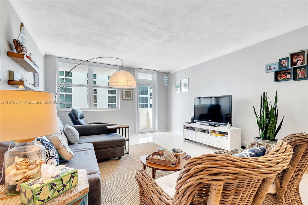 For Sale: $365,000 (1 beds, 1 baths, 950 Square Feet)