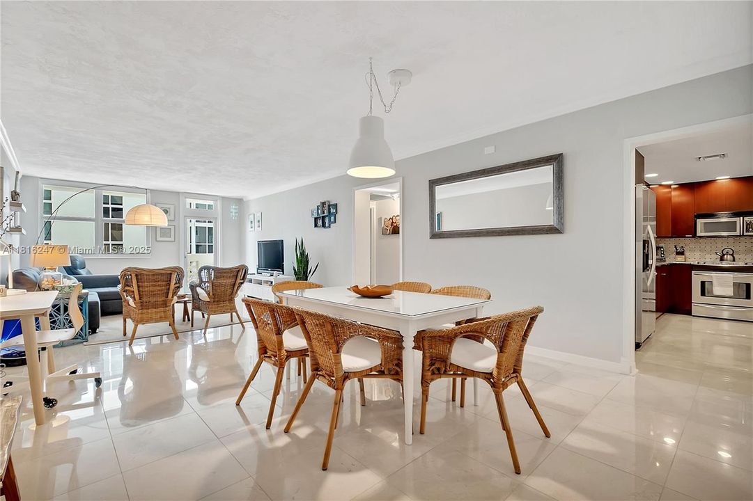 For Sale: $365,000 (1 beds, 1 baths, 950 Square Feet)