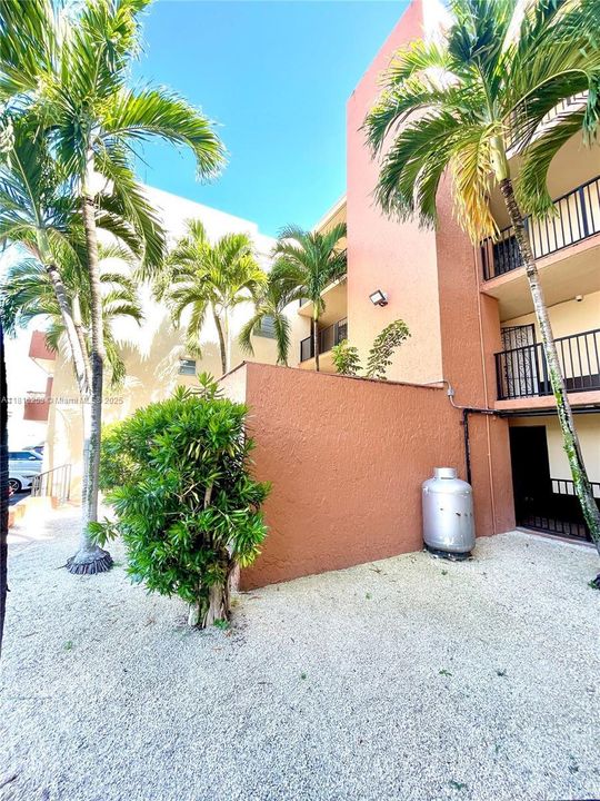 Recently Sold: $260,000 (2 beds, 1 baths, 801 Square Feet)