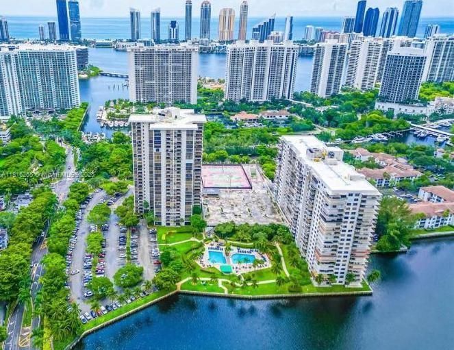 For Sale: $209,000 (1 beds, 1 baths, 918 Square Feet)