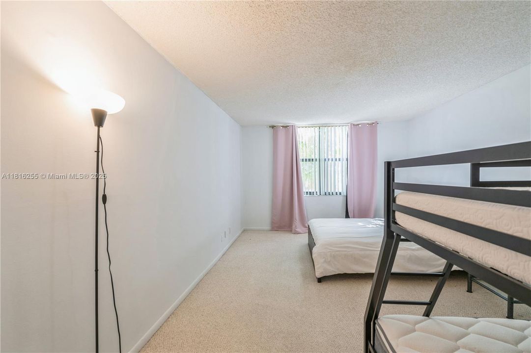 For Sale: $209,000 (1 beds, 1 baths, 918 Square Feet)
