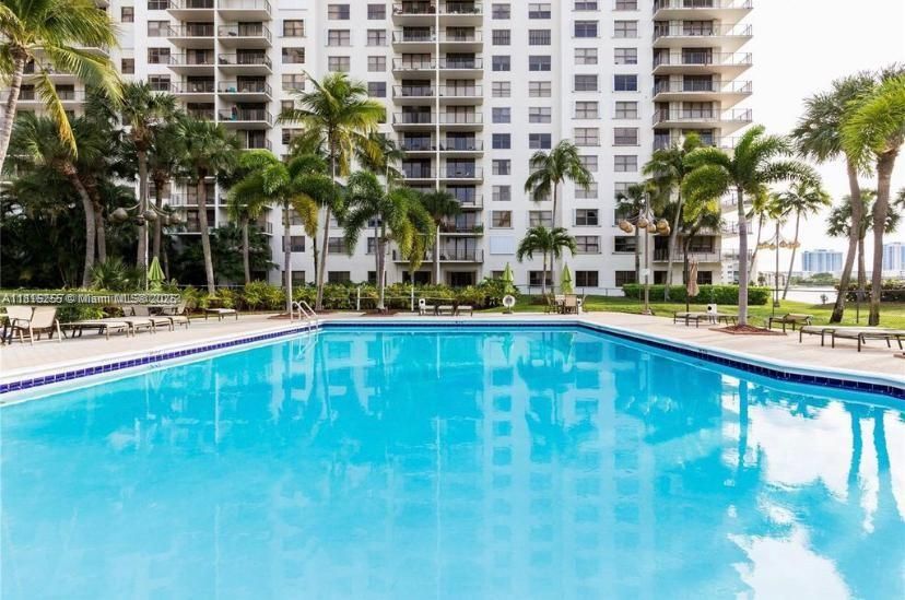 For Sale: $209,000 (1 beds, 1 baths, 918 Square Feet)