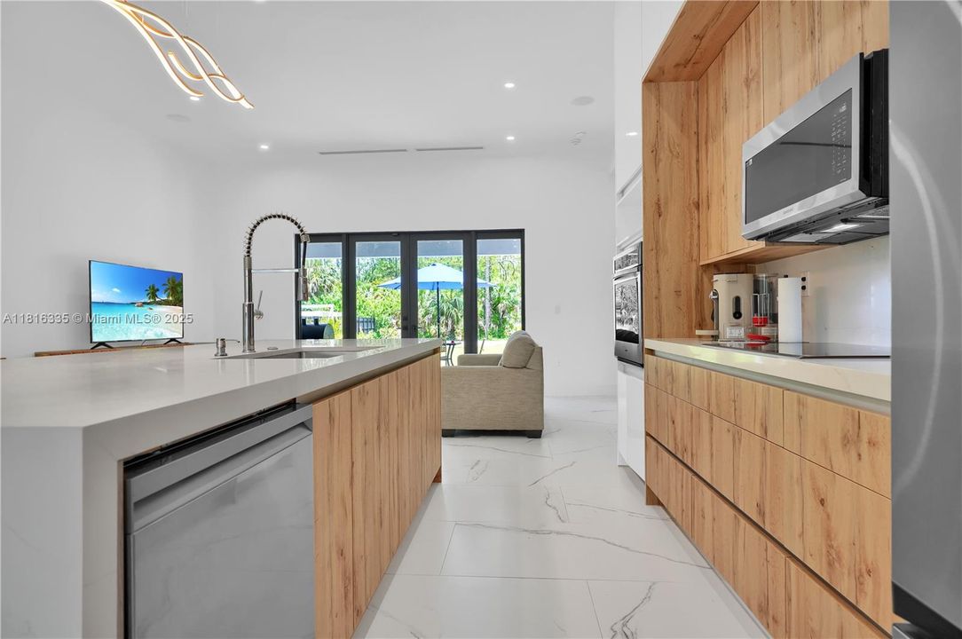 На продажу: $872,999 (3 спален, 2 ванн, 1900 Квадратных фут)