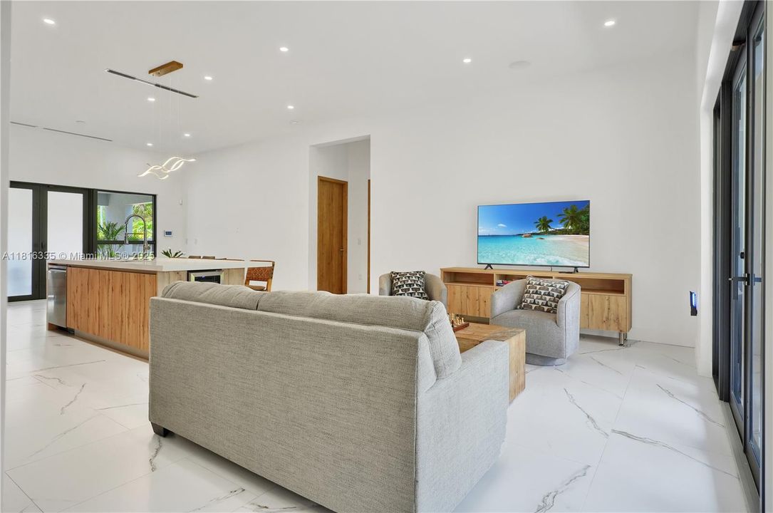 На продажу: $872,999 (3 спален, 2 ванн, 1900 Квадратных фут)