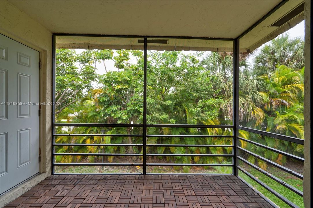 合同活跃: $199,500 (2 贝兹, 2 浴室, 936 平方英尺)