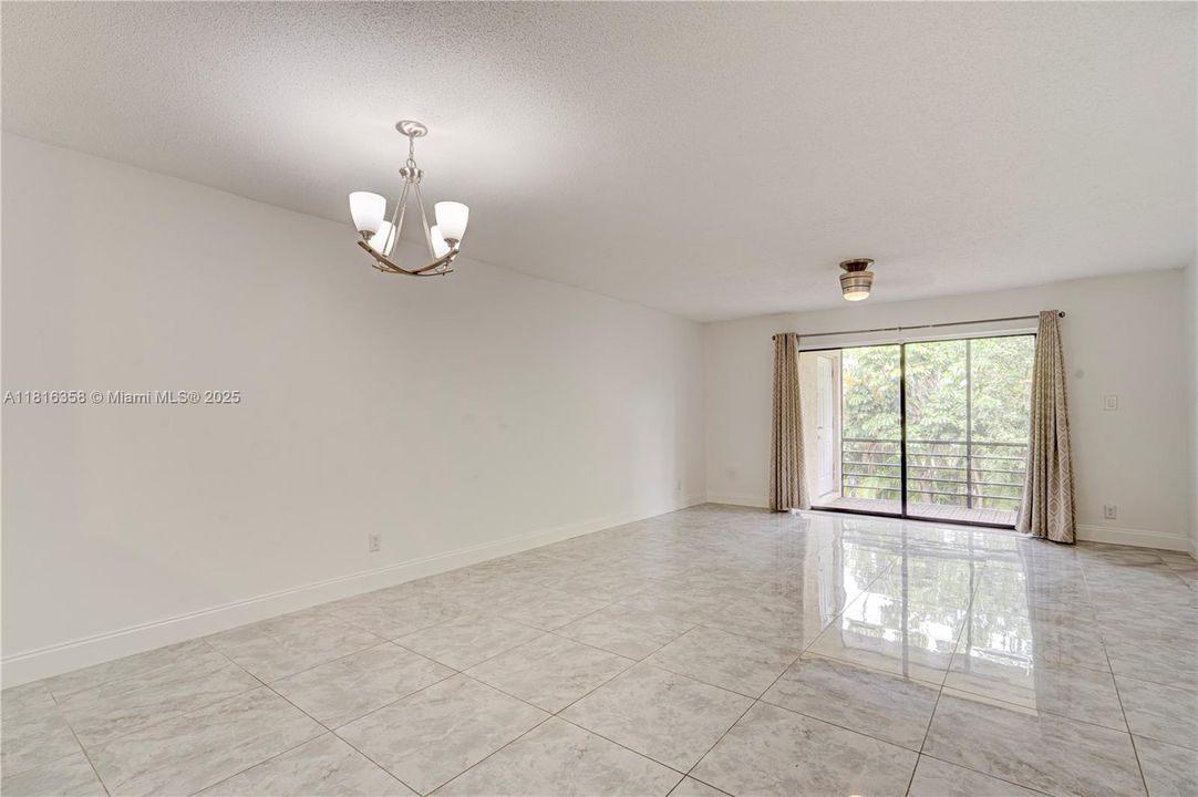 合同活跃: $199,500 (2 贝兹, 2 浴室, 936 平方英尺)