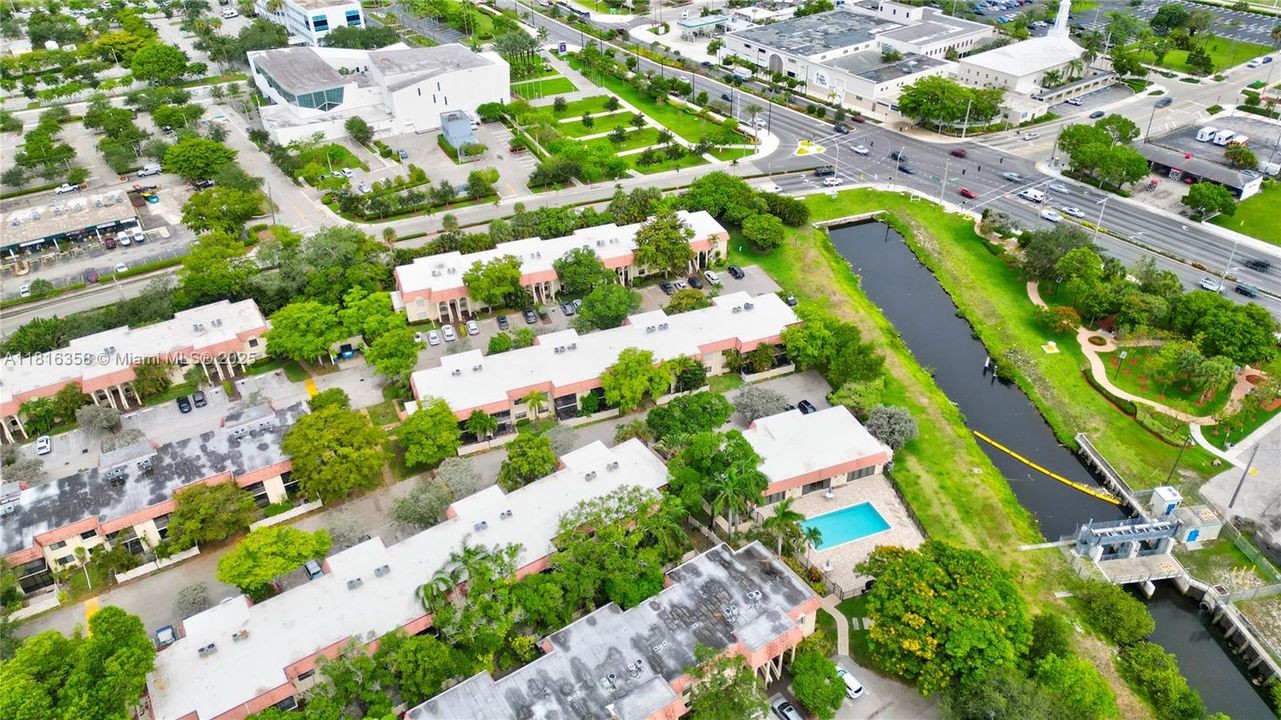 合同活跃: $199,500 (2 贝兹, 2 浴室, 936 平方英尺)