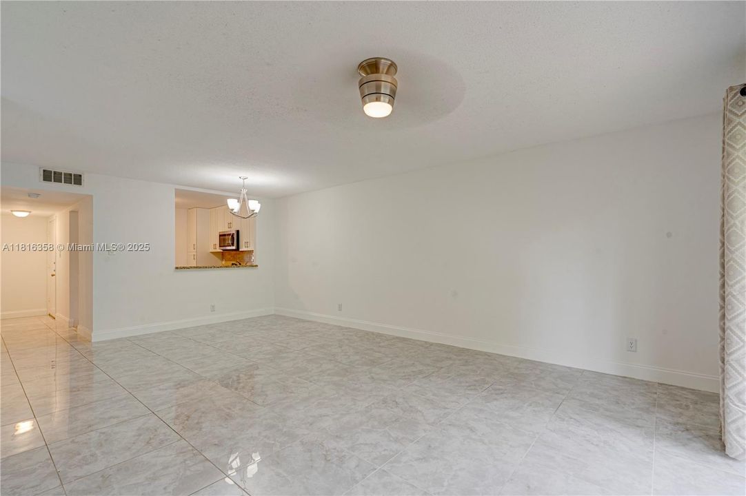 合同活跃: $199,500 (2 贝兹, 2 浴室, 936 平方英尺)