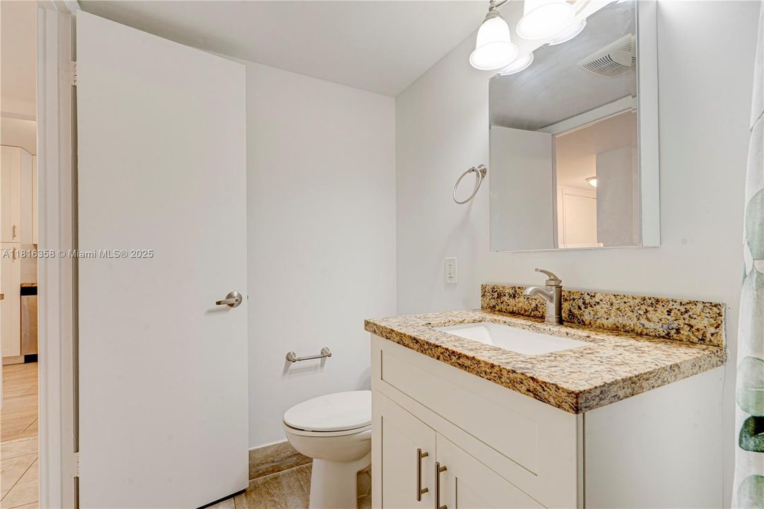 合同活跃: $199,500 (2 贝兹, 2 浴室, 936 平方英尺)