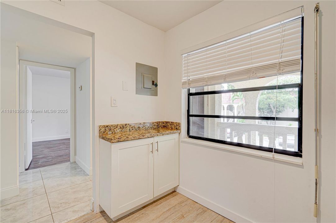 合同活跃: $199,500 (2 贝兹, 2 浴室, 936 平方英尺)