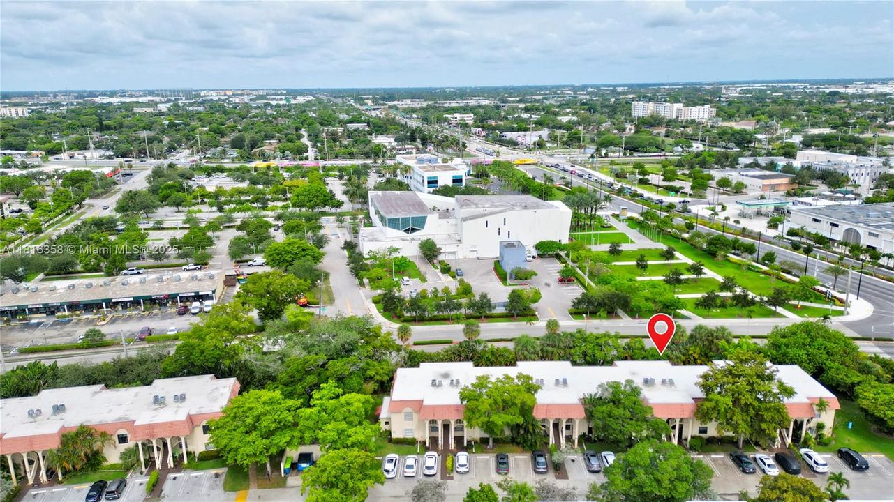 合同活跃: $199,500 (2 贝兹, 2 浴室, 936 平方英尺)